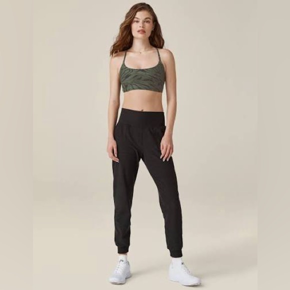 Beyond Yoga Pants - Beyond Yoga Black Pocket Joggers Size Small